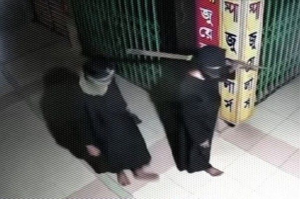 বোরখার সদব্যবহার করে সোনার দোকান থেকে ৫০০ ভরি সোনার গহনা ও ৪০ হাজার টাকা নগদ নিয়ে চম্পট দিল ২ চোর 