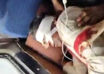 নাগরাকাটায় ত্রাণ দিতে যাওয়া  বিজেপি সাংসদ খগেন মুর্মু ও বিধায়ক শঙ্কর ঘোষের উপর তৃণমূল আশ্রিত দুষ্কৃতীদের প্রাণঘাতী হামলা, রক্তাক্ত সাংসদ হাসপাতালে চিকিৎসাধীন 