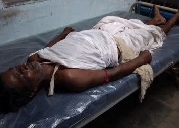 দুর্গা প্রতিমা নিরঞ্জন চলার সময়ে মণ্ডপের মাইক খুলতে গিয়ে বিদ্যুৎপৃষ্ঠ হয়ে প্রৌঢ়ের মৃত্যু  