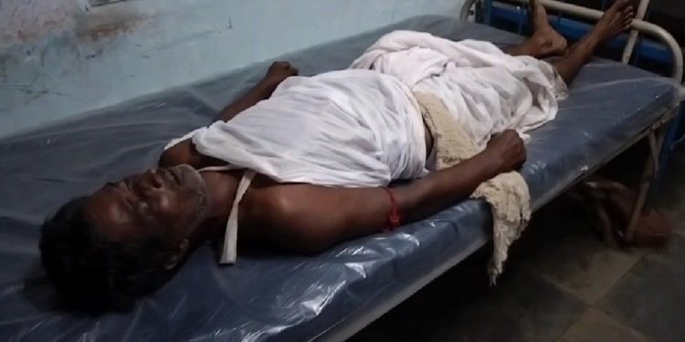 দুর্গা প্রতিমা নিরঞ্জন চলার সময়ে মণ্ডপের মাইক খুলতে গিয়ে বিদ্যুৎপৃষ্ঠ হয়ে প্রৌঢ়ের মৃত্যু