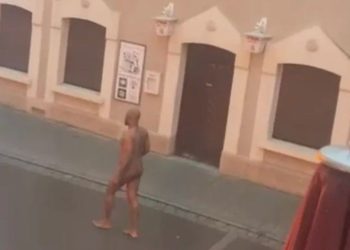 প্রকাশ্য দিবালোকে নগ্ন হয়ে দাপিয়ে বেড়াচ্ছে আফ্রিকান মুসলিম শরণার্থী, ব্যাপক আতঙ্কে জার্মানির ছোট্ট শহর ন্যুফেনের মেয়েরা 