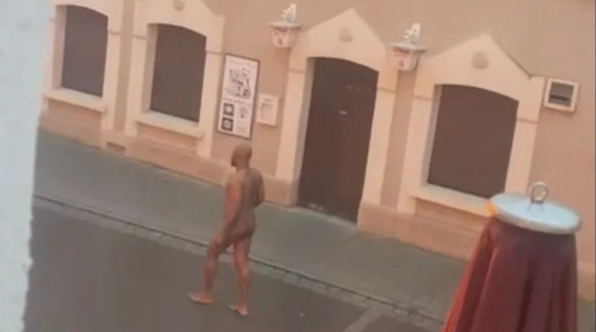 প্রকাশ্য দিবালোকে নগ্ন হয়ে দাপিয়ে বেড়াচ্ছে আফ্রিকান মুসলিম শরণার্থী, ব্যাপক আতঙ্কে জার্মানির ছোট্ট শহর ন্যুফেনের মেয়েরা 