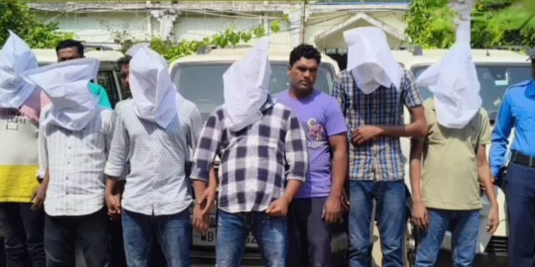 “পুলিশ” স্টিকার লাগানো গাড়িতে ব্যবসায়ীকে অপহরণ : গ্রেপ্তার ডোমকল থানার সিভিক ভলেন্টিয়ার ও প্রয়াত তৃণমূল বিধায়ক ঘনিষ্ঠসহ ৮ 