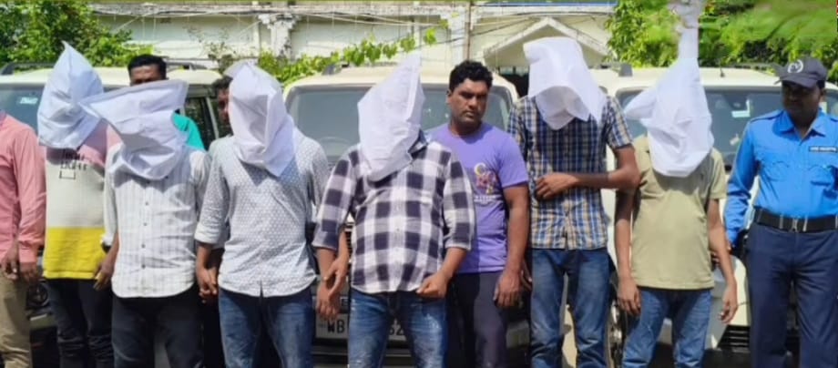“পুলিশ” স্টিকার লাগানো গাড়িতে ব্যবসায়ীকে অপহরণ : গ্রেপ্তার ডোমকল থানার সিভিক ভলেন্টিয়ার ও প্রয়াত তৃণমূল বিধায়ক ঘনিষ্ঠসহ ৮ 