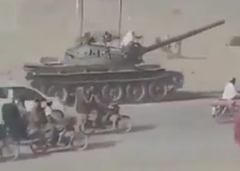 পাকিস্তানি বাহিনীর ট্যাঙ্ক কেড়ে নিয়ে চালিয়ে চলে গেল তালেবান 