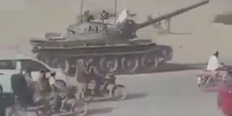 পাকিস্তানি বাহিনীর ট্যাঙ্ক কেড়ে নিয়ে চালিয়ে চলে গেল তালেবান 