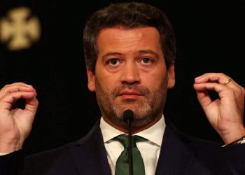 বোরখা পরার এতই শখ তাহলে বিমানে চড়ে সোজা ইসলামি দেশে চলে যান, এই দেশ আপনার জন্য নয় : বললেন পর্তুগালের চেগা পার্টির নেতা আন্দ্রে ভেনচুরা