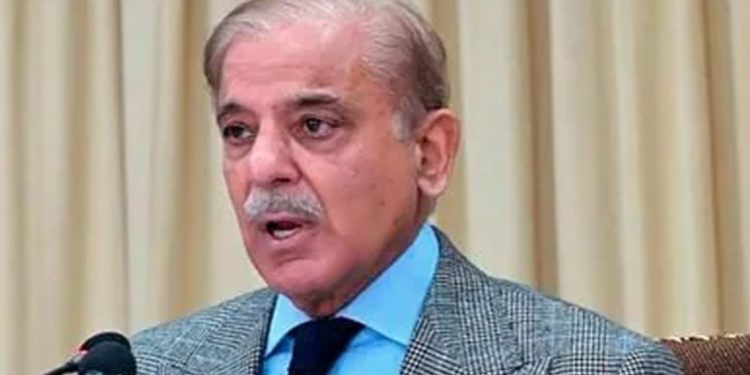 ভারতের নির্দেশে আমাদের আক্রমণ করছে তালিবান : বললেন পাকিস্তানি প্রধানমন্ত্রী ; আফগানিস্তানের পাশে দৃঢ়ভাবে থাকার বার্তা দিয়ে ভারত বললো : ‘নিজেদের ব্যর্থতা ঢাকতে প্রতিবেশী দেশগুলিকে দোষারোপ করা ওদের পুরনো অভ্যাস’ 