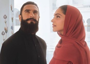 “বিন্দি” না লাগানোর জন্য প্রশ্ন করায় বলেছিলেন “মাই চয়েস”, এখন আবুধাবির মসজিদে ‘আবায়া’ পরে পর্যটনের প্রচার করে ট্রোল হচ্ছেন অভিনেত্রী দীপিকা পাড়ুকোন ; সঙ্গে স্বামী রনবীর সিং ইসলামি কায়দায়