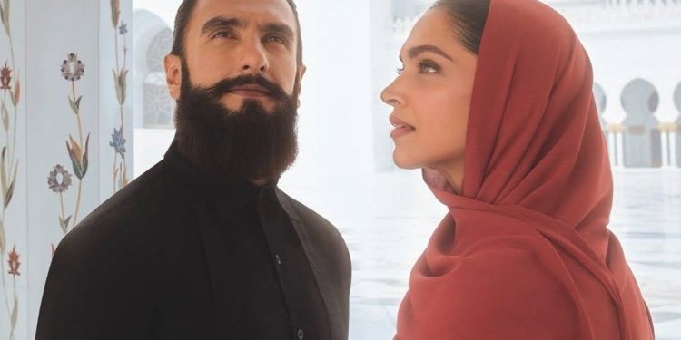 “বিন্দি” না লাগানোর জন্য প্রশ্ন করায় বলেছিলেন “মাই চয়েস”, এখন আবুধাবির মসজিদে ‘আবায়া’ পরে পর্যটনের প্রচার করে ট্রোল হচ্ছেন অভিনেত্রী দীপিকা পাড়ুকোন ; সঙ্গে স্বামী রনবীর সিং ইসলামি কায়দায়