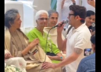 ‘তেরে মেরে স্বপ্নে’ গান গেয়ে প্রয়াত প্রবীণ অভিনেতা সতীশ শাহকে আবেগঘন শ্রদ্ধা জানালেন সোনু নিগম 