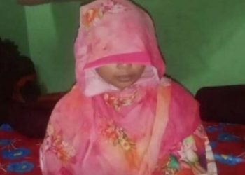 বিয়ের দাবিতে প্রেমিক “ভাতিজা”র বাড়িতে ধর্নায় প্রেমিকা “চাচি” ২ সন্তানের মা রুবিনা খাতুন 