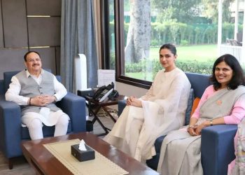 সৌদি মসজিদে ‘আবায়া’ বিতর্কের মাঝেই অভিনেত্রী দীপিকা পাড়ুকোনকে প্রথম মানসিক স্বাস্থ্য দূত নির্বাচিত করল কেন্দ্র সরকার, ট্রোল হচ্ছেন “মোদীর অন্ধ ভক্ত”রা