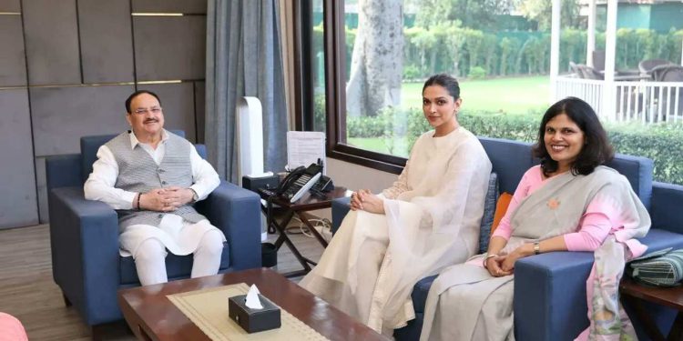 সৌদি মসজিদে ‘আবায়া’ বিতর্কের মাঝেই অভিনেত্রী দীপিকা পাড়ুকোনকে প্রথম মানসিক স্বাস্থ্য দূত নির্বাচিত করল কেন্দ্র সরকার, ট্রোল হচ্ছেন “মোদীর অন্ধ ভক্ত”রা