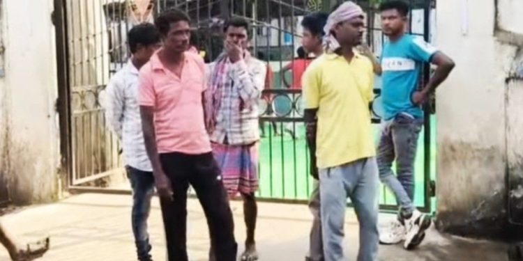 নলহাটিতে ষষ্ঠ শ্রেণীর আদিবাসী ছাত্রীকে জঙ্গলে টেনে নিয়ে গিয়ে ধর্ষণের চেষ্টা, দুর্বৃত্তের আঙুলে কামড় বসিয়ে নিজের সম্ভ্রম বাঁচালো কিশোরী 