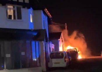 ইহুদিদের সিনাগগে সন্ত্রাসী হামলার পরেই দক্ষিণ ইংল্যান্ডের মসজিদে আগুন ধরাল অজ্ঞাত ব্যক্তিরা 