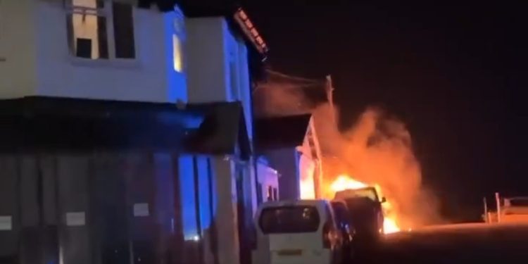 ইহুদিদের সিনাগগে সন্ত্রাসী হামলার পরেই দক্ষিণ ইংল্যান্ডের মসজিদে আগুন ধরাল অজ্ঞাত ব্যক্তিরা 