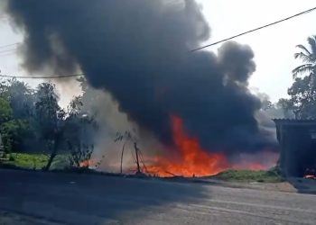 ভরদুপুরে আগুন ধরে গেলো পুকুরের জলে, এমনই অদ্ভুত ঘটনার স্বাক্ষী থাকলো ভাতারের কালুত্তক গ্রামবাসী 