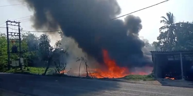 ভরদুপুরে আগুন ধরে গেলো পুকুরের জলে, এমনই অদ্ভুত ঘটনার স্বাক্ষী থাকলো ভাতারের কালুত্তক গ্রামবাসী 