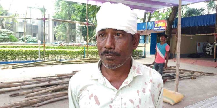 ভাতারে জানালা নিয়ে বিবাদে জেরে দুই পরিবারের তুমুল সংঘর্ষ, কোদালের আঘাতে জখম এক 