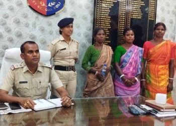 এক মাস আগে নিখোঁজ হয়ে যাওয়া ঝাড়গ্রামের আদিবাসী মহিলাকে বাড়ি ফেরালো ভাতার থানার পুলিশ 