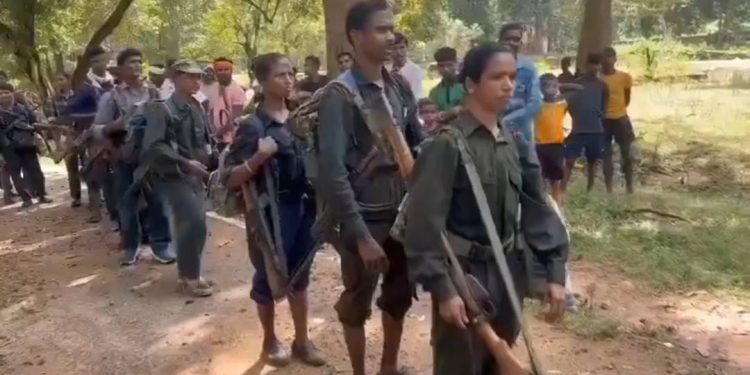 ছত্তিশগড়ের কাঁকেরে মাওবাদী নেতা মুকেশসহ ১৩ মহিলা সহ ২১ জনের আত্মসমর্পণ