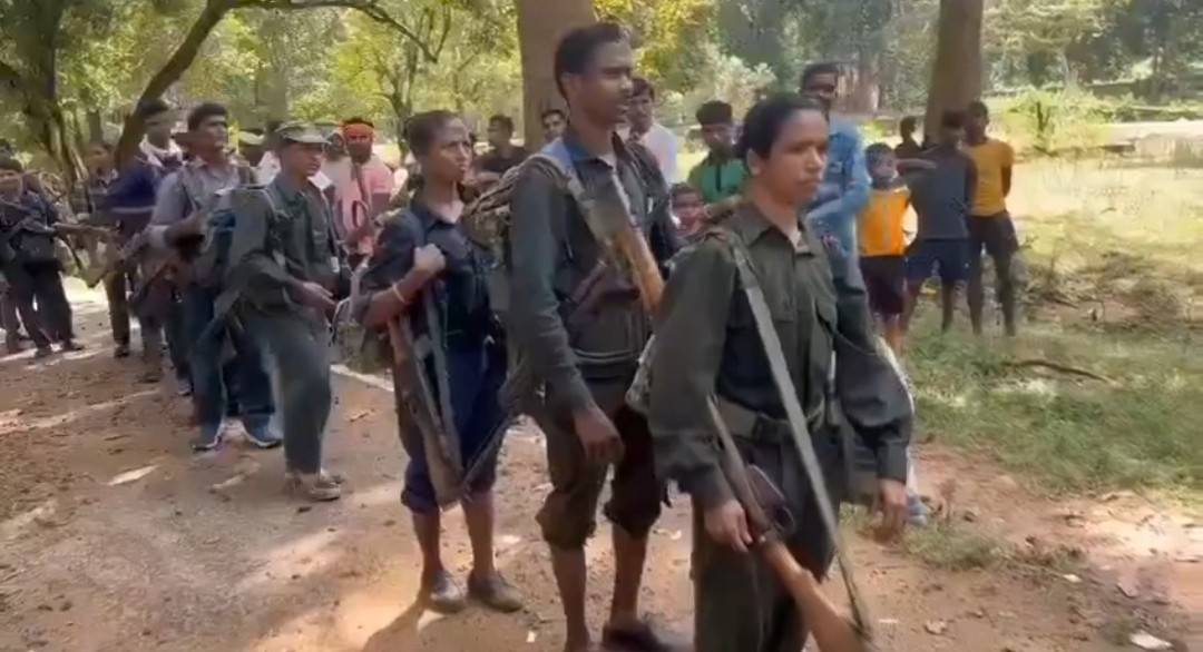 ছত্তিশগড়ের কাঁকেরে মাওবাদী নেতা মুকেশসহ ১৩ মহিলা সহ ২১ জনের আত্মসমর্পণ