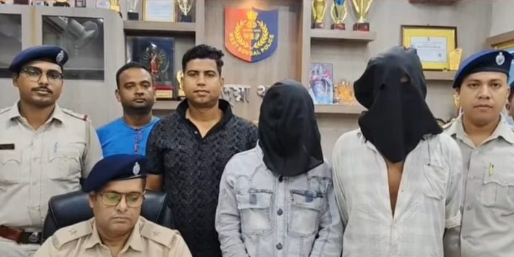 রতুয়ায় ব্রাউন সুগারসহ গ্রেপ্তার স্থানীয় ২ মাদক পাচারকারী ইউনুস আলি ও আব্দুল কাইয়ুম 