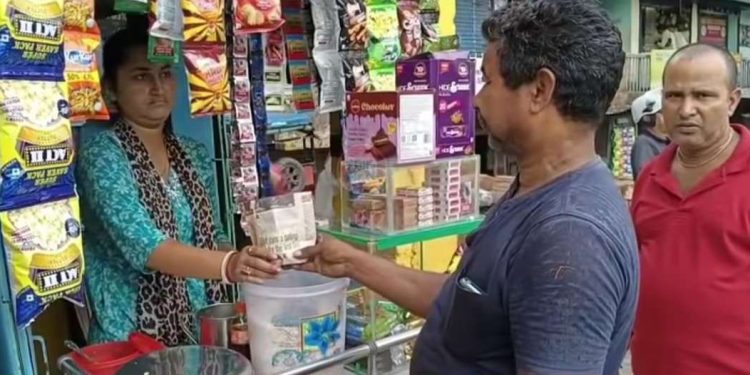 স্কুলে শিক্ষকতার চাকরি হারিয়ে এখন ঝালমুড়ি বিক্রেতা, রাজ্যের প্রাতিষ্ঠানিক দুর্নীতির জেরে করুন পরিনতির মুখে মালদার দম্পতি ; দুষছেন মমতা ব্যানার্জিকে 