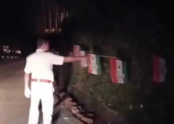 মমতার মিরিক সফরের আগে তৃণমূলের পতাকার তদারকিতে পুলিশ !  ভিডিও শেয়ার করে শুভেন্দুর কটাক্ষ : “পুলিশ এখন সম্পূর্ণভাবে শাসকের দলদাস ক্যাডারে পরিণত হয়েছে” 