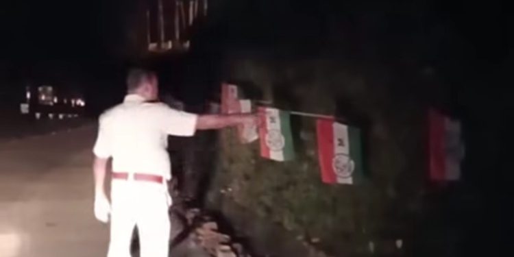 মমতার মিরিক সফরের আগে তৃণমূলের পতাকার তদারকিতে পুলিশ ! ভিডিও শেয়ার করে শুভেন্দুর কটাক্ষ : “পুলিশ এখন সম্পূর্ণভাবে শাসকের দলদাস ক্যাডারে পরিণত হয়েছে”