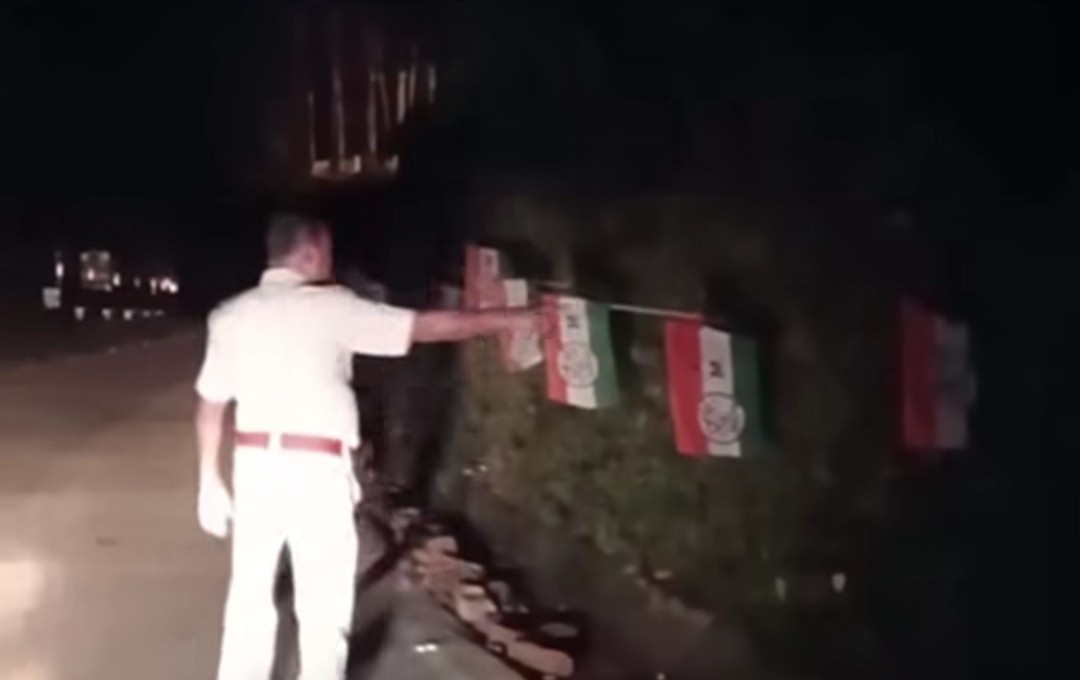 মমতার মিরিক সফরের আগে তৃণমূলের পতাকার তদারকিতে পুলিশ !  ভিডিও শেয়ার করে শুভেন্দুর কটাক্ষ : “পুলিশ এখন সম্পূর্ণভাবে শাসকের দলদাস ক্যাডারে পরিণত হয়েছে” 