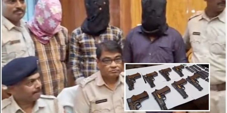 বহরমপুর বিপুল আগ্নেয়াস্ত্র ও কার্তুজসহ গ্রেপ্তার স্থানীয় ৩ অস্ত্র পাচারকারী 