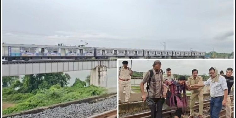মা শৌচাগারে যেতেই চলন্ত ট্রেন থেকে নদীতে ঝাঁপ দিয়ে আত্মঘাতী বিটেক পড়ুয়া 