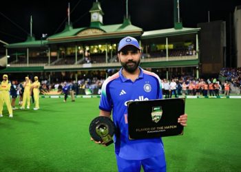 সেঞ্চুরি করার পর ধোনিকে পেছনে ফেলে রোহিত পেলেন বিশেষ পুরস্কার 