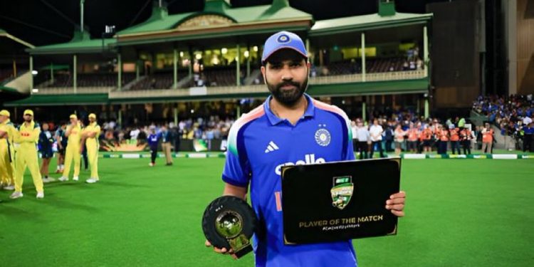 সেঞ্চুরি করার পর ধোনিকে পেছনে ফেলে রোহিত পেলেন বিশেষ পুরস্কার 