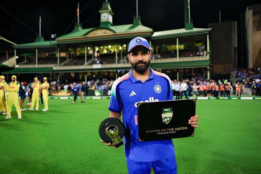 সেঞ্চুরি করার পর ধোনিকে পেছনে ফেলে রোহিত পেলেন বিশেষ পুরস্কার 