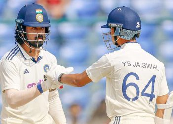 ওয়েস্ট ইন্ডিজের বিপক্ষে দ্বিতীয় টেস্টে টসে জিতে ব্যাটিং নিল ভারত ; ভারতের সংগ্রহ এক উইকেট হারিয়ে ৯৪ রান 