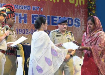 সরকারি ১০ হাজারি স্মার্টফোন অঙ্গনওয়াড়ী কর্মীদের গলার কাঁটা হয়ে গেছে, ফোন ব্যবহারের বাধ্যবাধকতা শুনলে চমকে যাবেন 