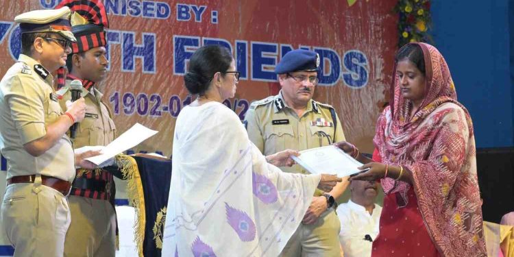 সরকারি ১০ হাজারি স্মার্টফোন অঙ্গনওয়াড়ী কর্মীদের গলার কাঁটা হয়ে গেছে, ফোন ব্যবহারের বাধ্যবাধকতা শুনলে চমকে যাবেন 