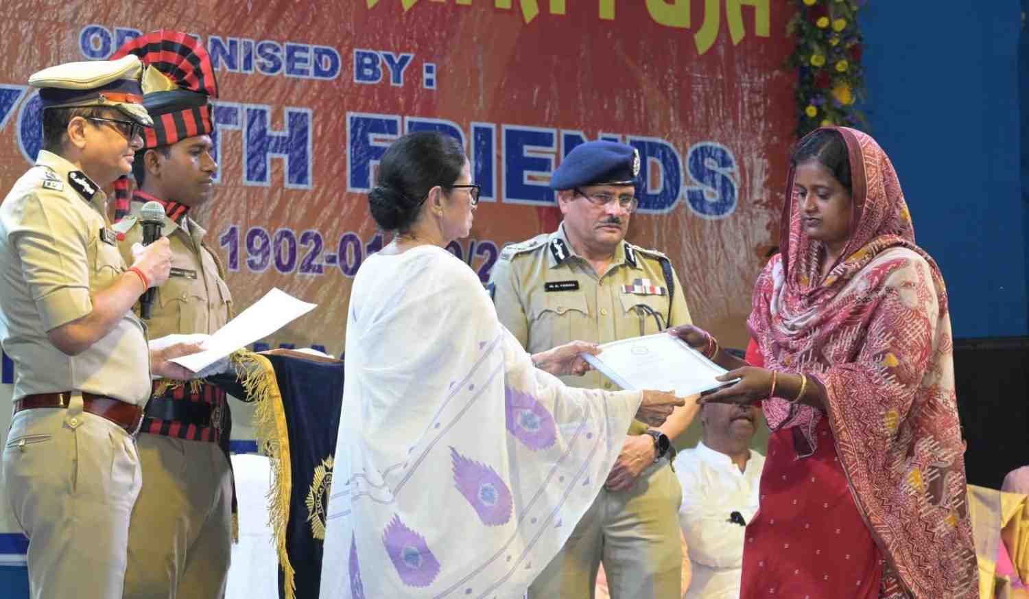 সরকারি ১০ হাজারি স্মার্টফোন অঙ্গনওয়াড়ী কর্মীদের গলার কাঁটা হয়ে গেছে, ফোন ব্যবহারের বাধ্যবাধকতা শুনলে চমকে যাবেন 