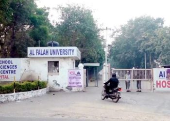 আল-ফালাহ বিশ্ববিদ্যালয়ে যার ঘর থেকে ২,৫০০ কেজিরও বেশি বিস্ফোরক তৈরির উপকরণ উদ্ধার  হয়েছে সেই ইসলামি ধর্ম প্রচারক মৌলবী ইশতিয়াককে পাকড়াও করল পুলিশ 