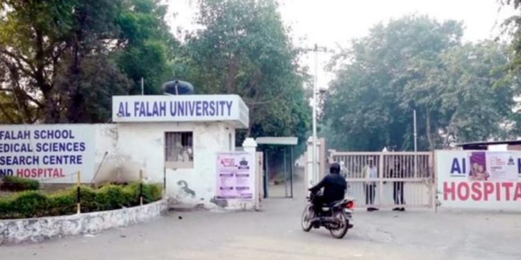 আল-ফালাহ বিশ্ববিদ্যালয়ে যার ঘর থেকে ২,৫০০ কেজিরও বেশি বিস্ফোরক তৈরির উপকরণ উদ্ধার  হয়েছে সেই ইসলামি ধর্ম প্রচারক মৌলবী ইশতিয়াককে পাকড়াও করল পুলিশ 