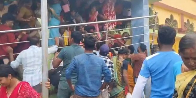 কাশিবুগা ভেঙ্কটেশ্বর স্বামী মন্দিরে ৯ জন ভক্তের পদদলিত হয়ে মৃত্যু আহত আরও অন্তত ২ ডজন 