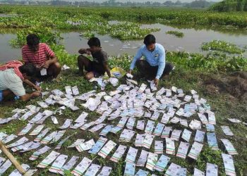 কারোর নাম আমির কারোর ফাতিমা ; পূর্বস্থলীর বিলে বস্তা বস্তা ভুয়া আধার কার্ড উদ্ধার