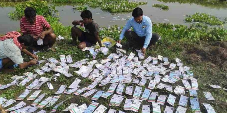কারোর নাম আমির কারোর ফাতিমা ; পূর্বস্থলীর বিলে বস্তা বস্তা ভুয়া আধার কার্ড উদ্ধার