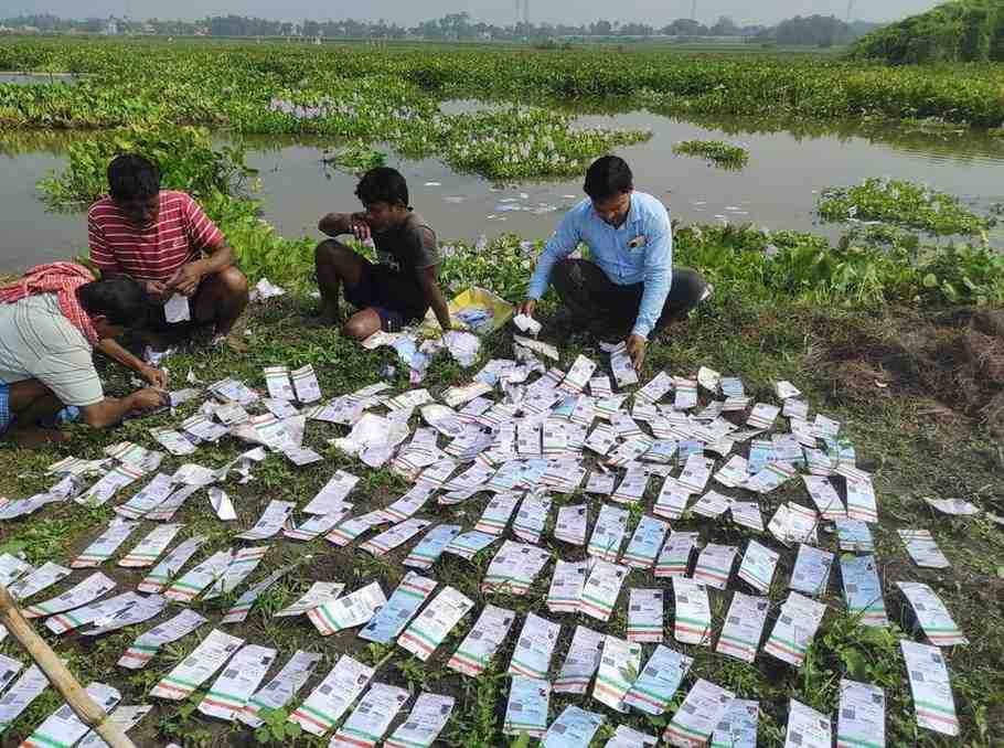 কারোর নাম আমির কারোর ফাতিমা ; পূর্বস্থলীর বিলে বস্তা বস্তা ভুয়া আধার কার্ড উদ্ধার