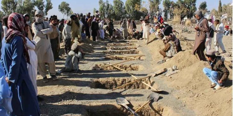 সামরিক ঘাঁটিতে হামলার প্রতিশোধে আফগানদের উপর বিমান হামলা চালিয়ে ৯ শিশুসহ ১০ জন বেসামরিক নাগরিককে হত্যা করেছে পাকিস্তান  