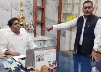 ত্রাণ বণ্টন নিয়ে ঢিলেমির  অভিযোগ, মাদারিহাটের বিডিওর উপর চরম ক্ষিপ্ত হলেন বিজেপি সাংসদ মনোজ টিগ্গা ; ভিডিও ভাইরাল 