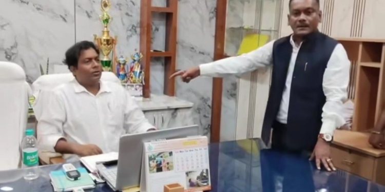 ত্রাণ বণ্টন নিয়ে ঢিলেমির  অভিযোগ, মাদারিহাটের বিডিওর উপর চরম ক্ষিপ্ত হলেন বিজেপি সাংসদ মনোজ টিগ্গা ; ভিডিও ভাইরাল 